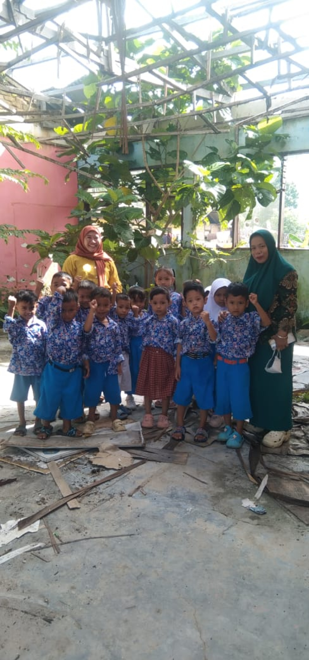 Kondisi salah satu ruang belajar TK Negri 1 Sidoan yang sudah rusak parah dan ditumbuhi tumbuhan liat (foto : enos_beritaformat)