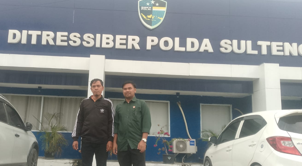 Moh. Nasir Tula bersama kuasa hukum saat mendatangi Ditressiber Polda Sulteng (foto : agus_beritaformat)