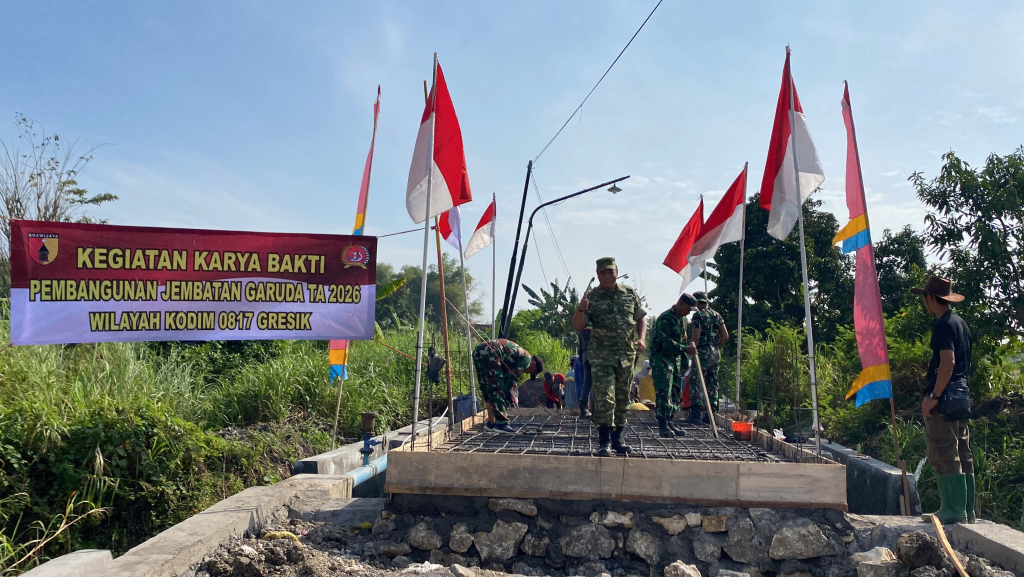 Giat karya bakti pembangunan jembatan oleh anggota Koramil 0817/10 Benjeng di Desa Dermo (foto : harno_beritaformat)