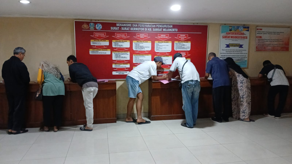 Suasana registrasi pembayaran pajak kendaraan di samsat kota Mojokerto