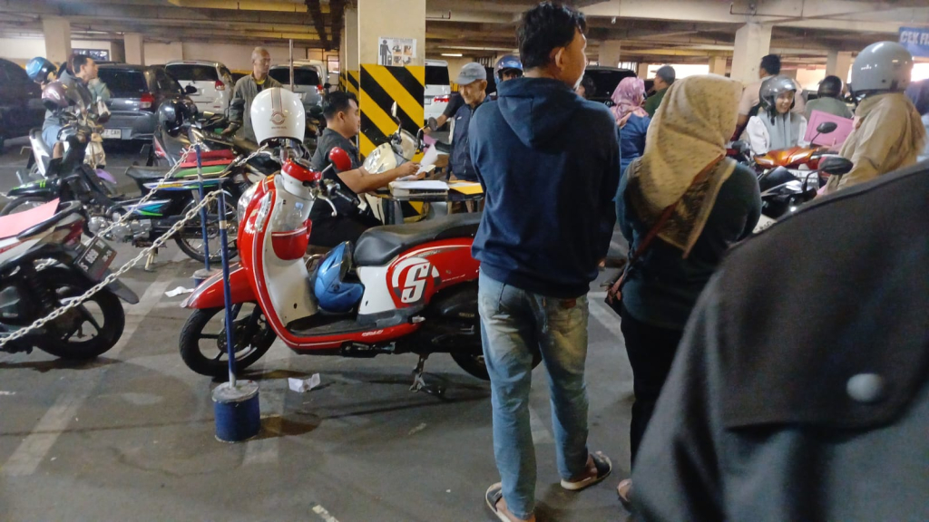 Cek fisik kendaraan pada pelayanan di kantor Samsat Kota Mojokerto