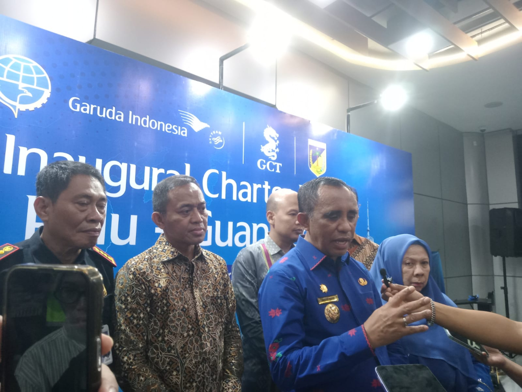 Gubernur Sulteng, Anwar Hafid saat menyampaikan kemajuan transportasi udara (foto : agus_beritaformat)