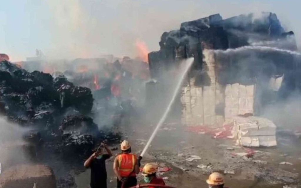 Proses pemadaman api oleh Damkar dan relawan (foto : clara_beritaformat)