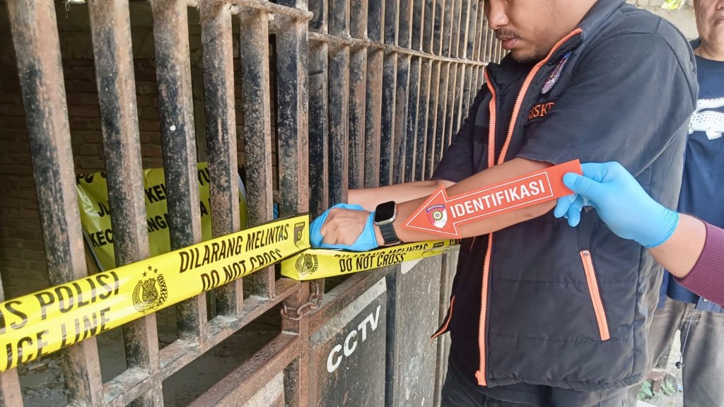 Petugas Polresta Palu saat melakukan olah TKP (foto : asri_beritaformat)