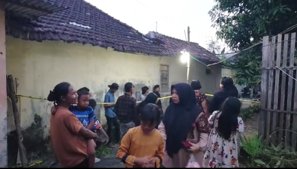 Warga berkerumun melihat proses evakuasi bayi yang ditemukan tertanam di kedalaman tanah (foto : clara_beritaformat)