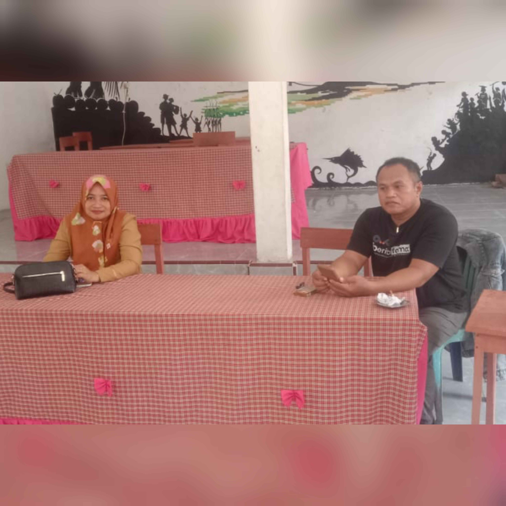 Awak media saat mengkonfirmasi Pj. Kades Lambunu, Sri Yayu Salama, S.H. (foto : asri_beritaformat)