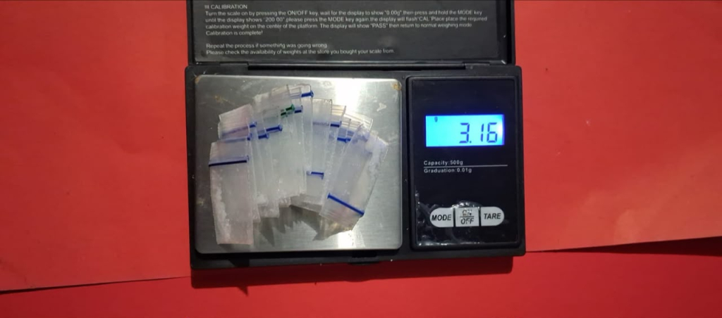 Barang bukti 16 paket sabu siap edar yang berhasil diamankan petugas dari tangan terduga pelaku (foto : asri_beritaformat)