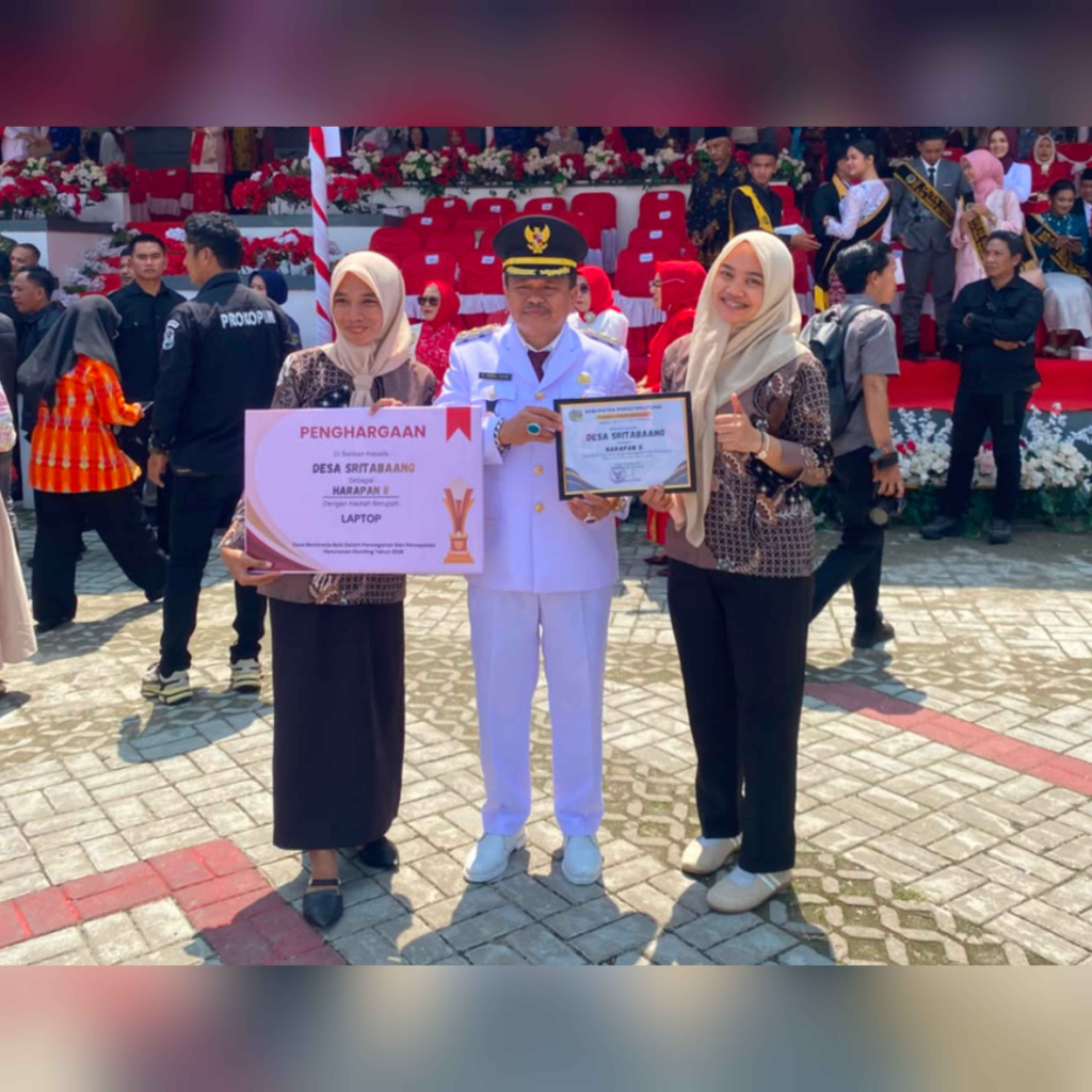 Wakil Bupati Parigi Moutong, H. Abdul Sahid, S.Pd., saat menyerahkan Piagam penghargaan kepada perwakilan Desa Sri Tabaang (foto : asri_beritaformat)