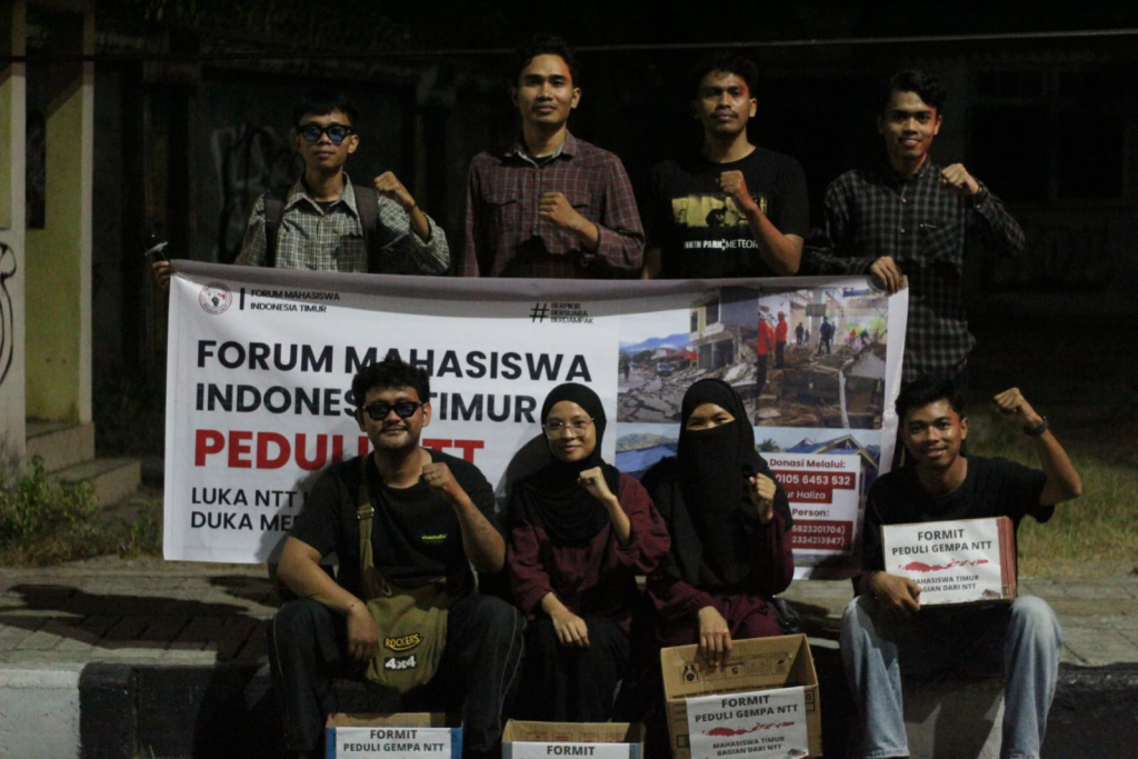 Anggota FORMIT saat penggalangan dana untuk korban bencana gempa di NTT (foto : agus_beritaformat)