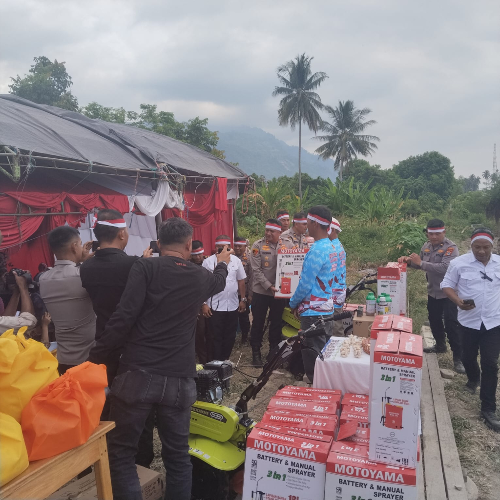 Pembagian alsintan oleh Kapolres Parigimoutong kepada kelompok tani penerima manfaat (foto : asri_beritaformat)