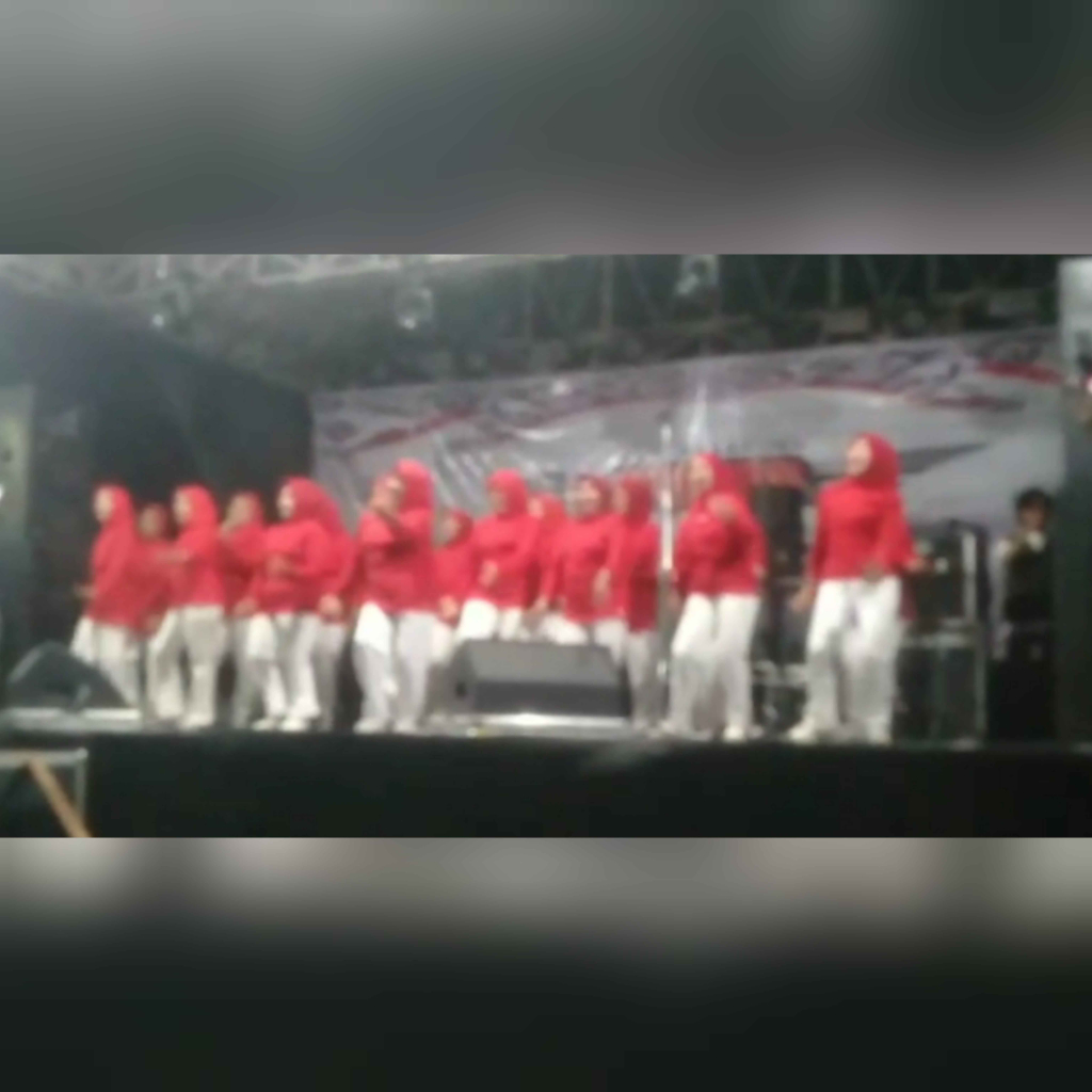 Penampilan ibu-ibu warga Desa Sidolaju memeriahkan panggung hiburan HUT RI ke-81 (foto : thoyib_beritaformat)