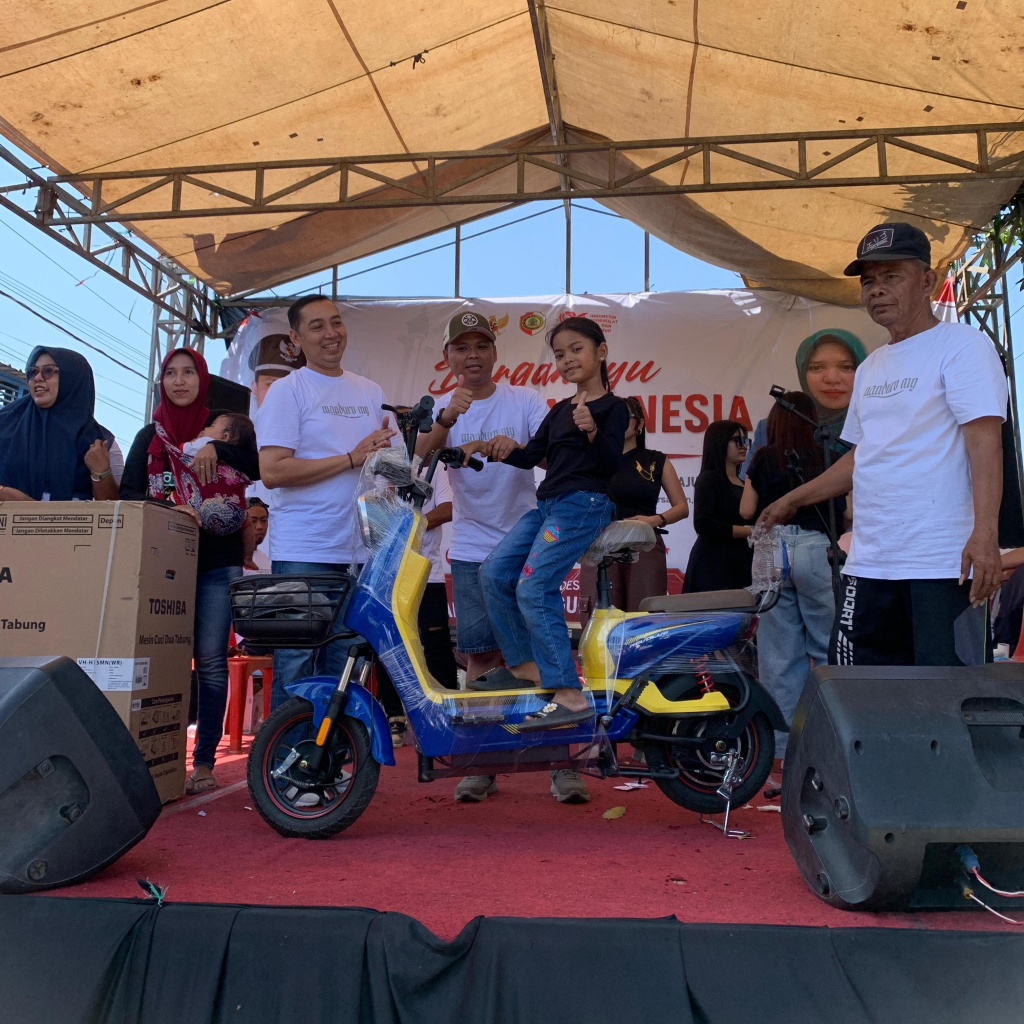 Dorrprise motor listrik penutupan HUT RI ke 81 di Desa Mandiri Manggung Gajah Kecamatan Ngoro (foto : clara_beritaformat)