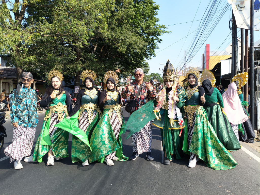 Sejumlah peserta karnaval HUT RI ke81 Desa Dlanggu kenakan pakaian adat (foto : clara_beritaformat)
