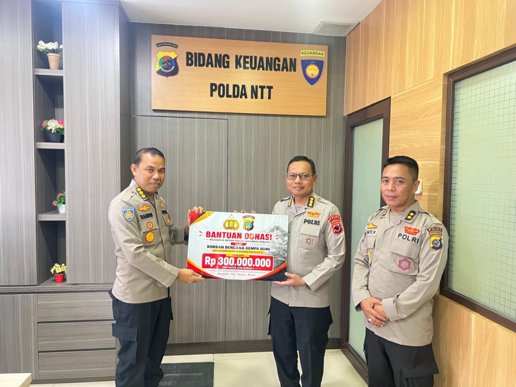 Kepala Bidang Keuangan (Kabidkeu) Polda Sulteng Kombes Pol. Taharudin, menyerahkan bantuan korban bencana gempa dan diterima langsung oleh Kabidkeu Polda NTT (foto : asri_beritaformat)