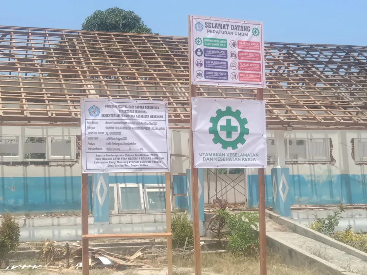On Progres revitalisasi SMP Satap Negeri 2 Bolano Lambunu (foto : asri_beritaformat)