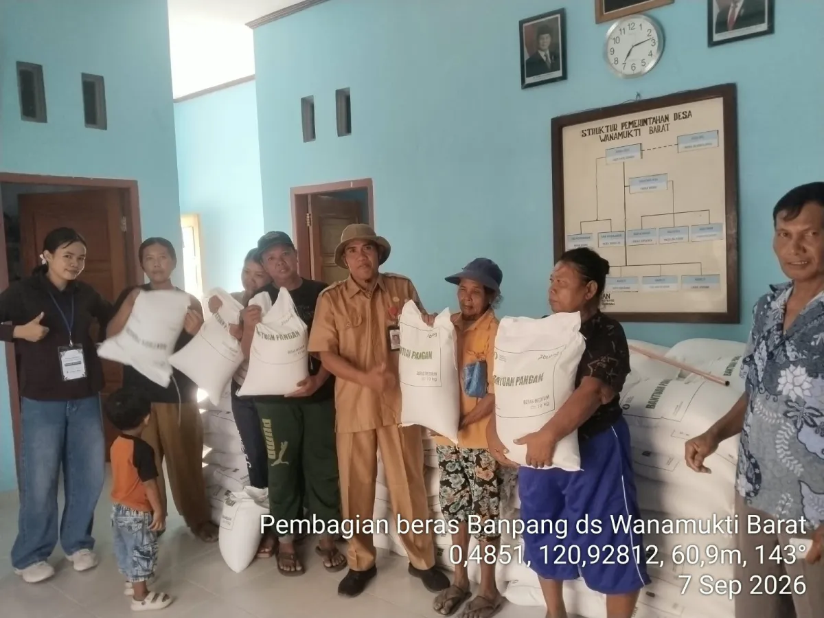 Sejumlah penerima bapang bersama kepala desa Wanamukti Barat usai menerima beras bantuan dari pemerintah (foto : asri_beritaformat)