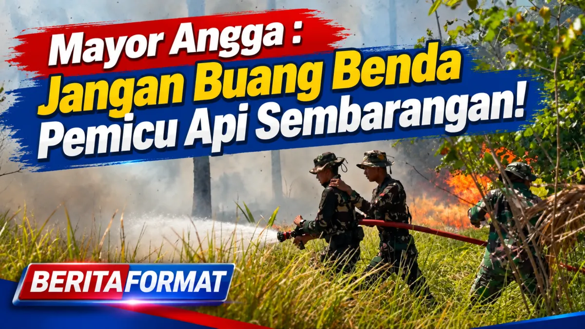 Anggota Yonif TP 918/MM melakukan perendaman lokasi agar titik api benar-benar padam (foto : asri_beritaformat)