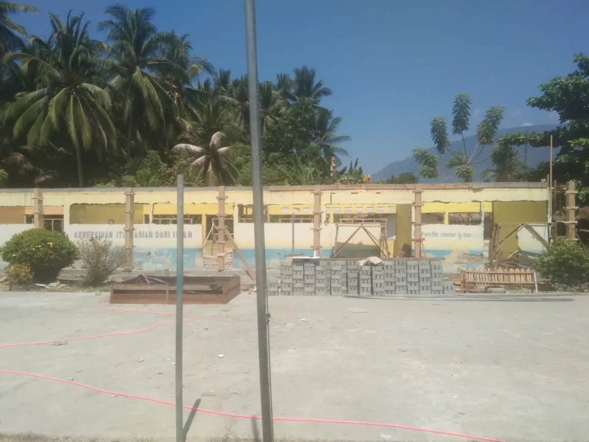 Progres revitalisasi ruang kelas SD Inpres 1 Tomini mulai dikerjakan (foto : asri_beritaformat)