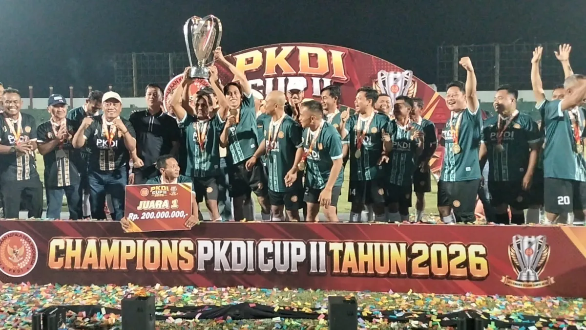 Terbaik : Tim Sepak Bola PKDI Mojokerto rayakan kemenangan pada ajang PKDI CUP II/2026 di Stadion Gelora Bangkalan (foto : erick_beritaformat)