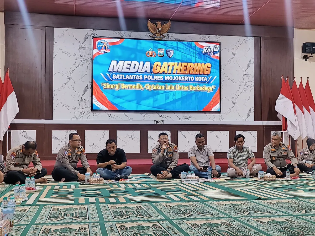 Kapolres Mojokerto Kota AKBP Herdiawan Arifianto, S.I.K., M.I.K., saat menyampaikan sambutan dalam acara media gathering bersama insan pers pada rabu malam (foto : clara_beritaformat)