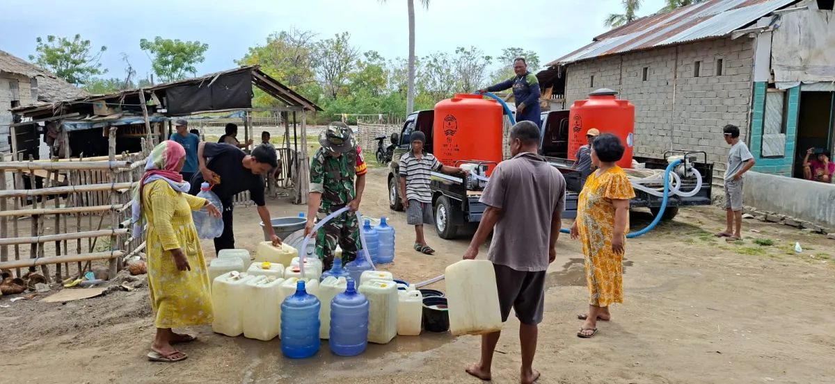 Babinsa Salurkan Air Bersih untuk Warga Moutong Barat Terdampak Kekeringan