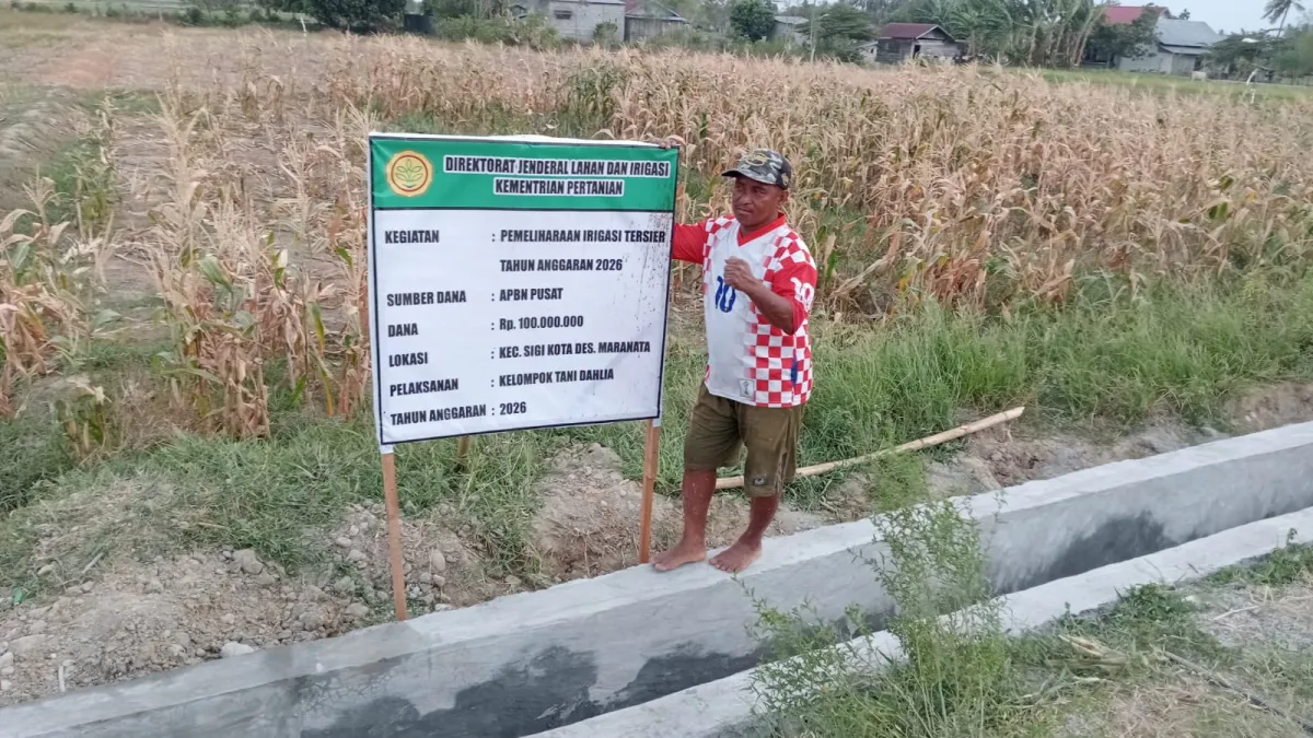 Salah Satu Anggota Kelompok Tani Dahlia Desa Maranata menunjukkan hasil pembangunan saluran irigasi tersier (foto : agus_beritaformat)
