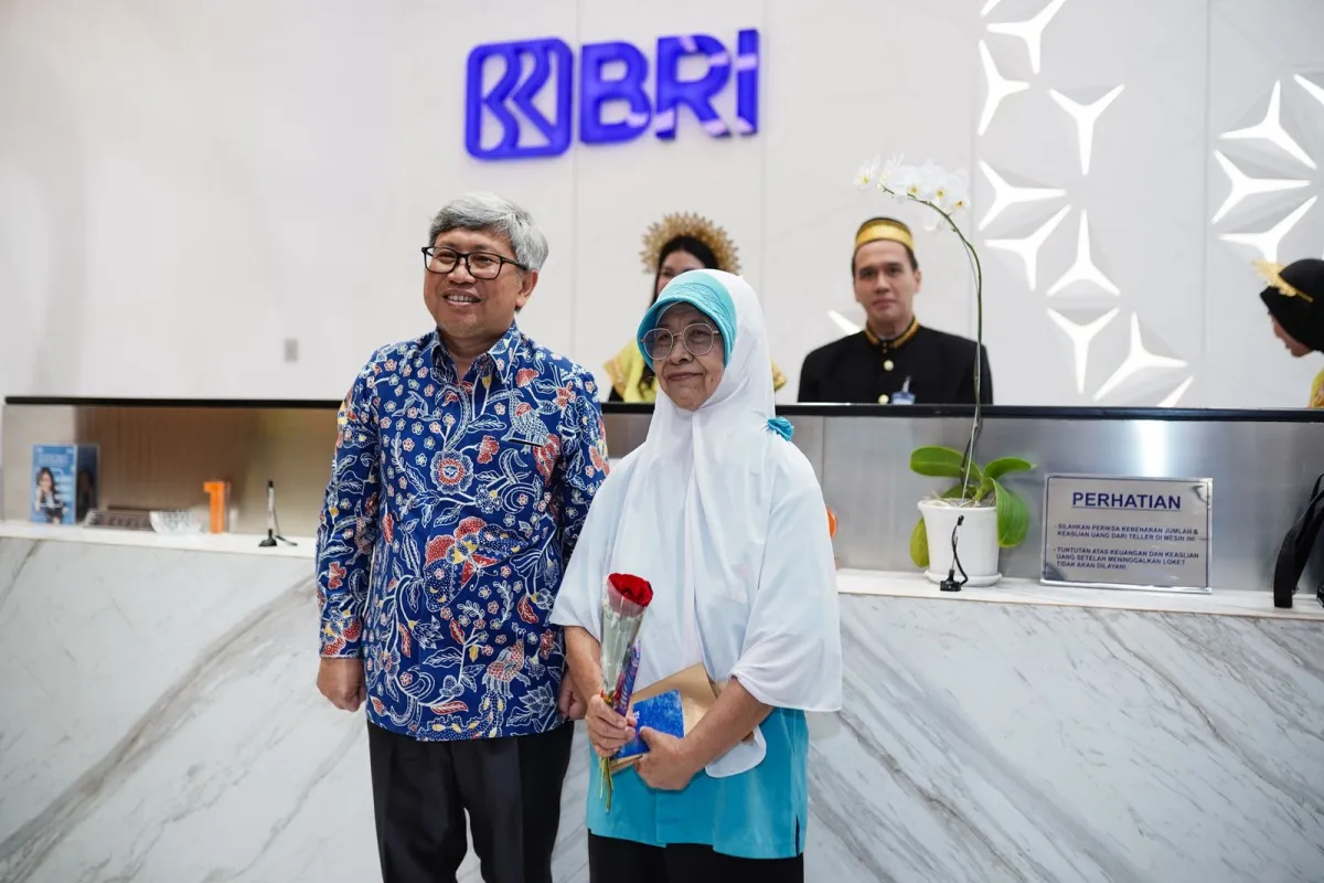 Manajemen BRI Region 12 Surabaya Turun Langsung Sapa dan Layani Nasabah di Hari Pelanggan