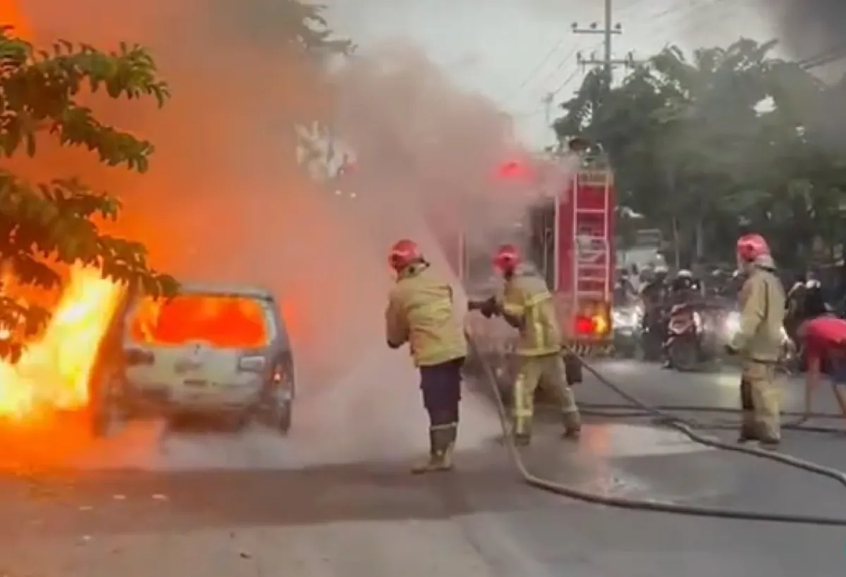 Persneling Macet, Livina Mendadak Jadi Bara di Cerme