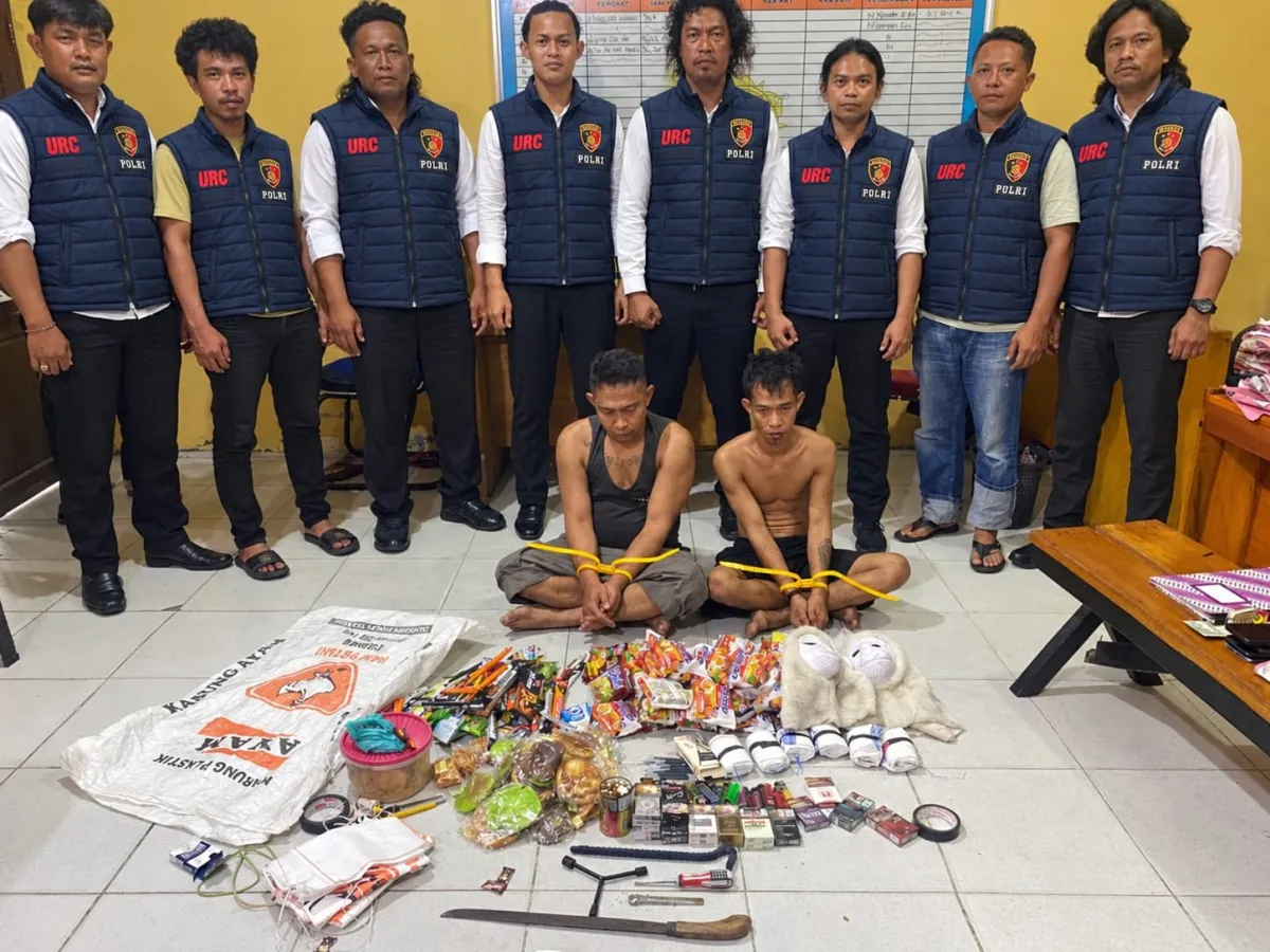 Kedua pelaku berikut barang bukti lainnya dari hasil pencurian di sejumlah toko (foto : enos/asri_beritaformat)