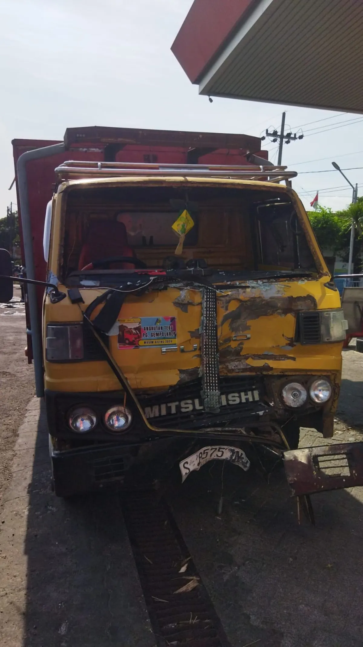 Salip Truk Tak Cukup Ruang, Pengendara PCX Tewas di Gedeg