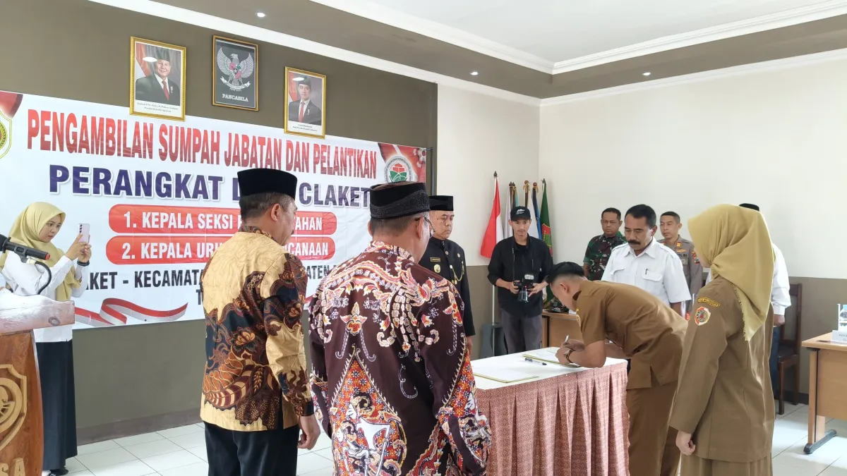 Pemdes Claket Lantik Dua Perangkat Desa Baru
