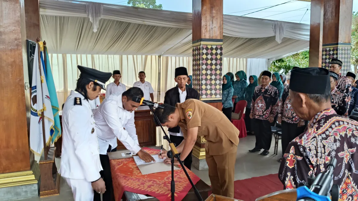 Penandatanganan berita acara pelantikan dan sumpah jabatan perangkat baru (foto : clara_beritaformat)