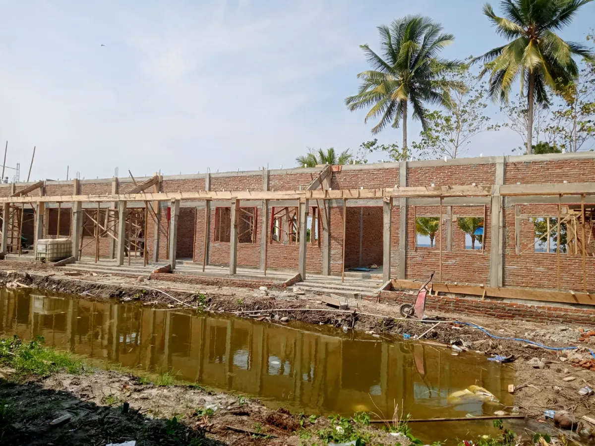 Tampak pada pekerjaan atap, pekerja tidak dilengkapi APD saat awak media ke lokasi pembangunan gedung SMKN 2 Poso pesisir (foto : agus_beritaformat)