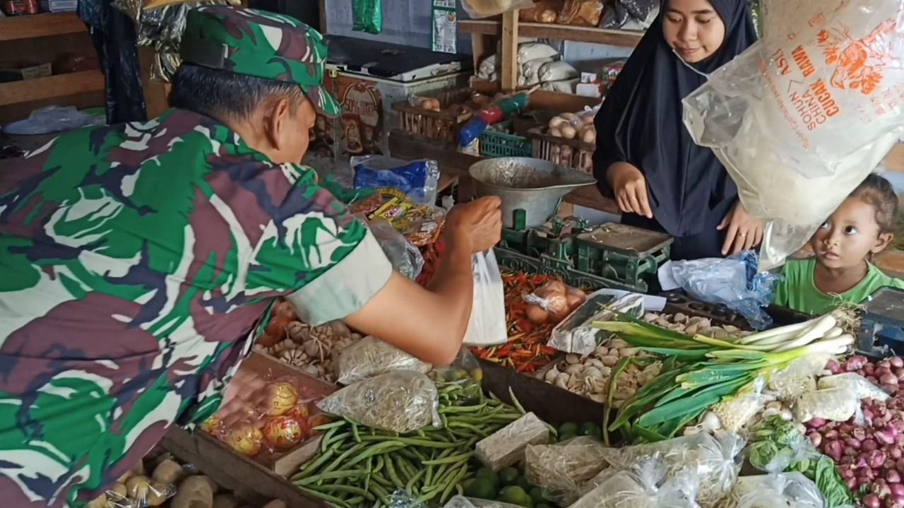 Babinsa Koramil 0830/04 Bubutan melakukan Komsos dengan komponen masyarakat yang ada diwilayah.