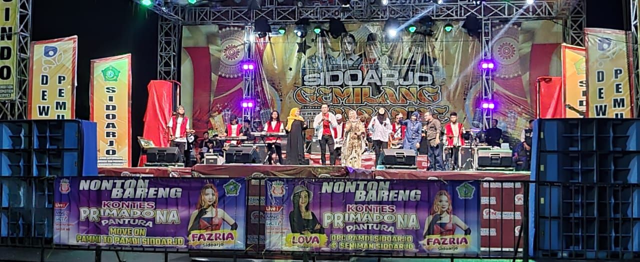 Nobar : Artis PAMDI Sidoarjo tampil menghibur penonton yang hadir dalam nobar Semarak Gemilang Hari Jadi Sidoarjo sekaligus memberikan dukungan kepada Fazria yang mengikuti Kontes Primadona Pantura
